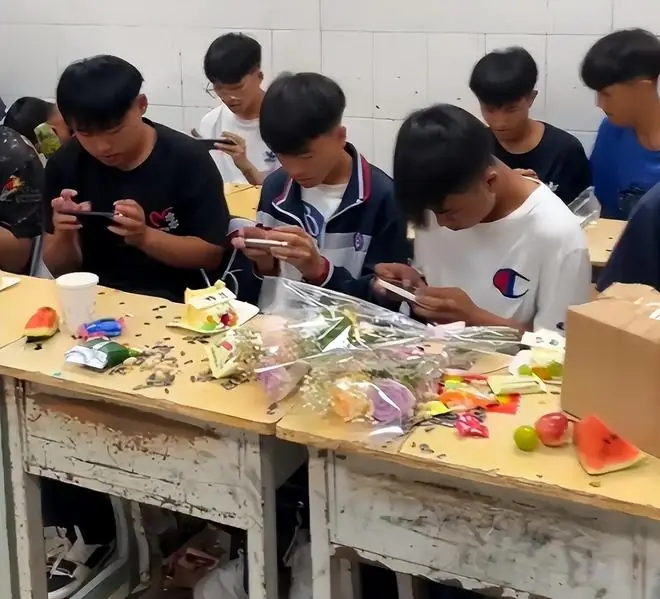 “看面相没一个能考上的!”中学生毕业晚会,细节爆出现实