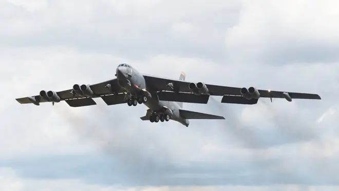 现场画面!美媒:美空军多架B-52轰炸机从英国费尔福德皇家空军基地撤离